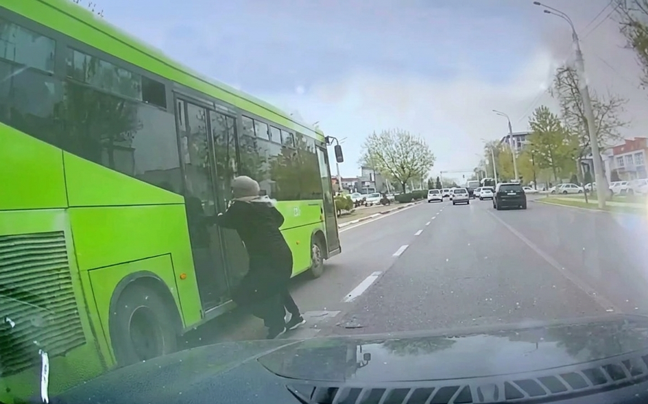 Тошкентда она-болани туртиб кетган автобус ҳайдовчиси ишдан олинди